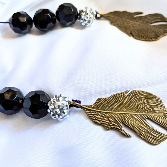 Feather and black stone earring - Picture 4 of 4